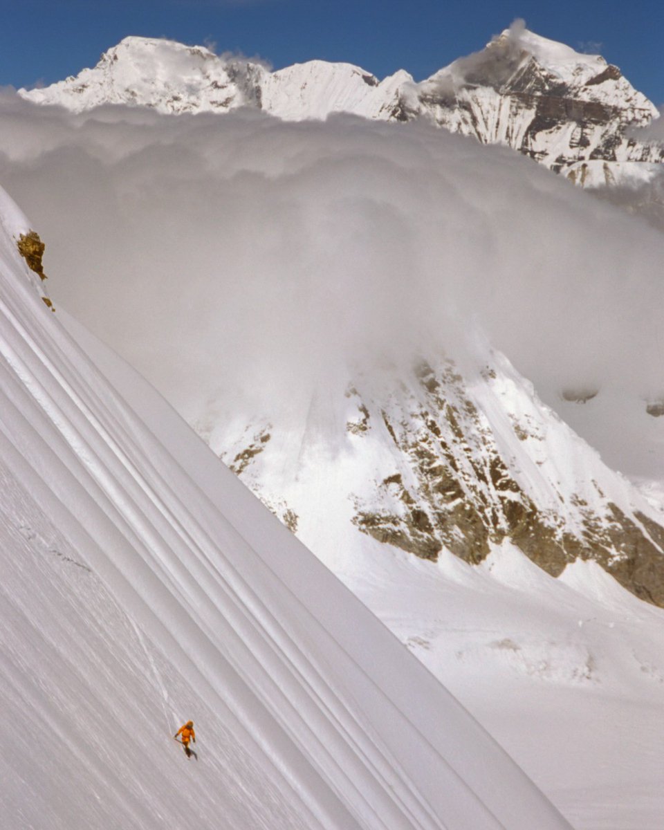 Ever wonder what it looks like snowboarding on the North Face of Everest? Well here you go. @stephen_koch surfing the north shore of Everest at 23,000ft. ⁣ Chomolungma // Everest 2003