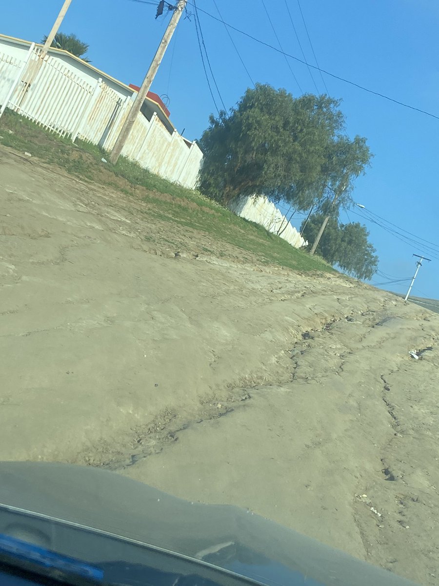 ZulmaaaaS's tweet photo. @MarinadelPilar urge retroexcavadora en rancho 40, ejido Primo Tapia en Rosarito. https://t.co/0lEGJO7N6F