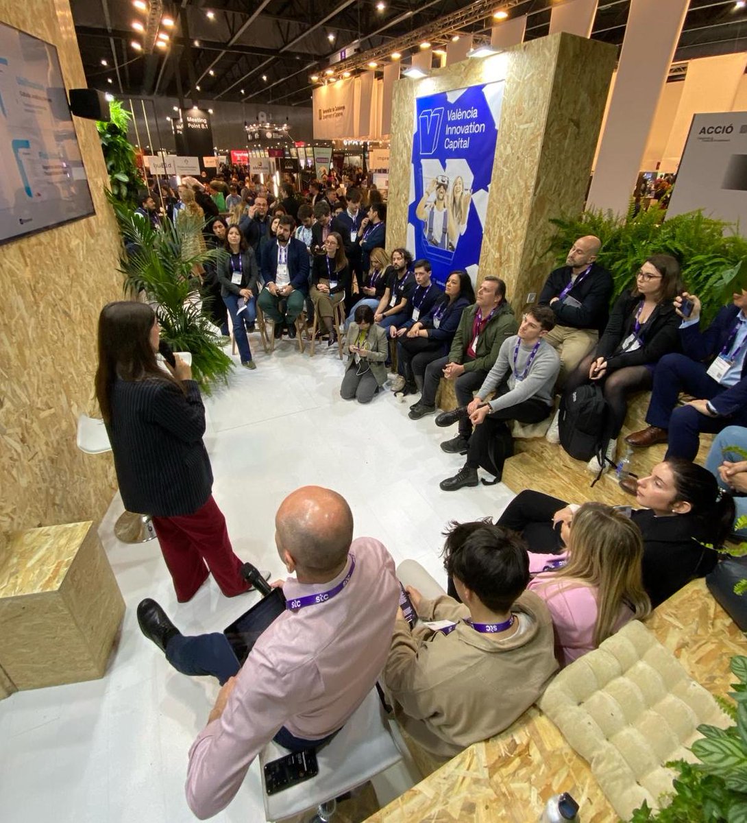 Esto se va acabando <a href="/4YFN_MWC/">4YFN</a> ‼️

📸 El equipazo Gandolapp, startup acelerada en Opentp en el stand de @WayraES esta tarde!

📸 Chema Leal, Ecosystem Builder de la iniciativa de jurado en la Pitch Competition de <a href="/VLCInnovation/">València Innovation Capital</a> !

#talento #innovacion