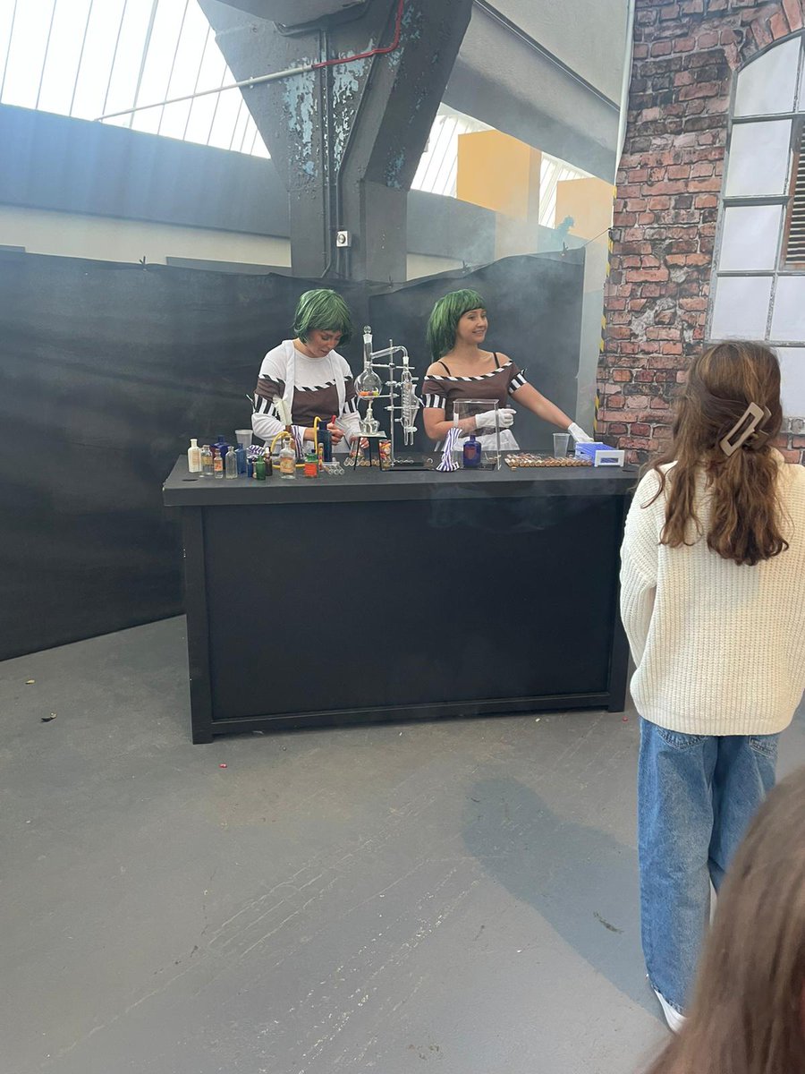 From the 'majestic' chocolate river that was a strip of brown carpet, to the Oompa Loompa meth lab, we survived the beautiful nightmare that was, "Willy Wonka's Chocolate Experience" Glasgow. 😂