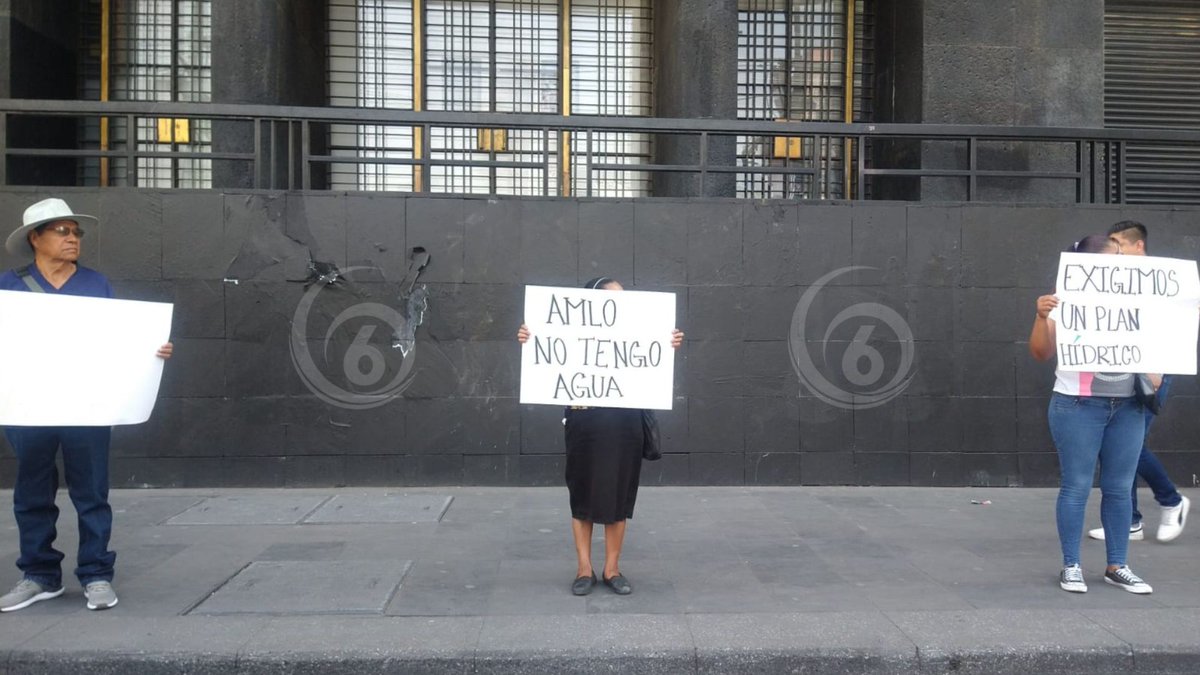 canal6tv's tweet photo. 🔴Antorchistas realizan mitin "Cubetas vacías", en Eje Central, a un costado del palacio de Bellas Artes, #CDMX, solicitan al gobierno federal la implementación de un plan hídrico ante la escasez de agua en varias zonas del país y la CDMX. No hay bloqueos en vialidad. https://t.co/6m9XC1eun2