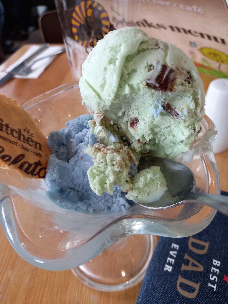 .@springfieldspal Died and went to heaven this afternoon at The Kitchen - Springfields! Blame these doubley-delish gelatos (bubble gum and mint choc chip) on my demise. And no - I've not been paid to tweet this.