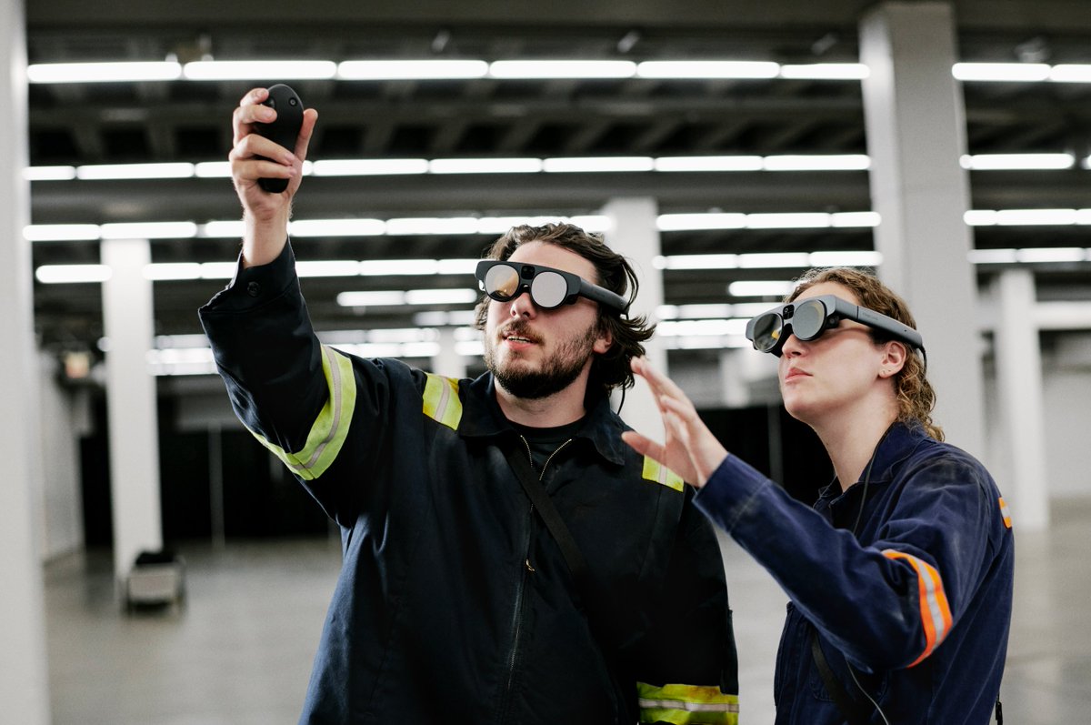 magicleap's tweet image. Facilitating precision and efficiency: Magic Leap 2 redefines enterprise operations. In industries from manufacturing to logistics, #AR technology empowers professionals to interact with digital content in their physical workspace, driving innovation and productivity. Discover…