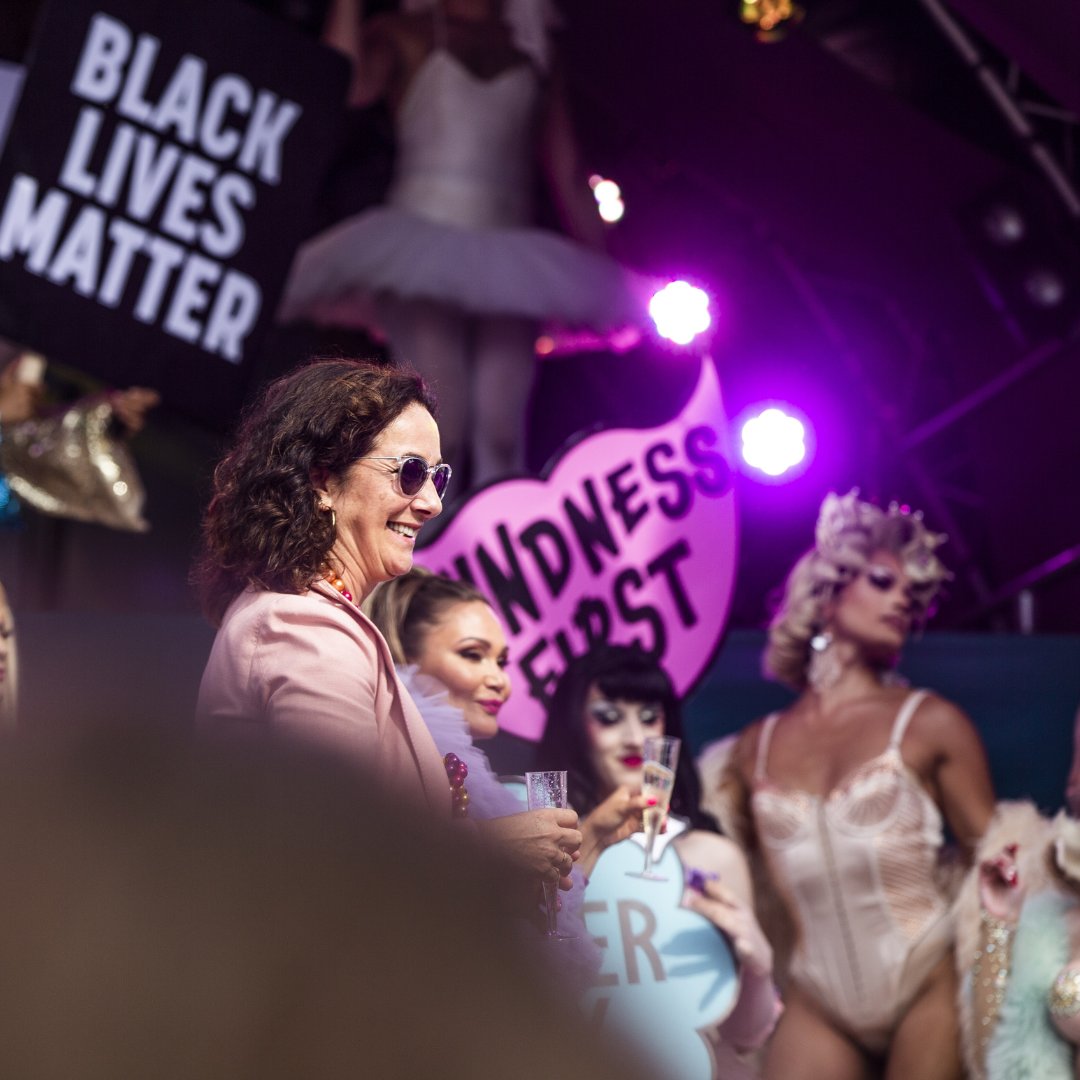 De gemeenteraad heeft zojuist ingestemd met de herbenoeming van onze burgemeester! We zijn ontzettend trots op Femke Halsema en blij dat zij zich de komende jaren zal blijven inzetten voor de mooiste stad van de wereld.