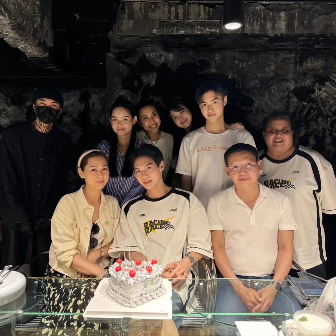 brightwin_ofc's tweet photo. 240229 [ INSTAGRAM  POST ] 

© jareji 😊

" Thank you Khun winmetawin and family for coming to celebrate with us.🥰🫶🏻😳💚🎂🥹"

WIN 25TH BIRTHDAY
#winmetawin #BrightWin #ไบร์ทวิน 
#25thParallelwithWin https://t.co/ncdTTAzSBa