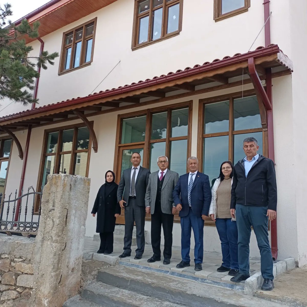 huyukbld's tweet photo. Konya İl Kültür ve Turizm Müdürümüz Sayın Abdüssettar Yarar bey, Belediye Başkanımız @mcigdem42 bey'i makamında ziyaret etti istişare ve görüş alışverişinde bulundu.
 Yapımı tamamlanan Hüyük Halk Kütüphanesinde incelemelerde bulundu. #Hüyük
 @TCKulturTurizm @TCKonyaValiligi https://t.co/Ag7z8bmWy3