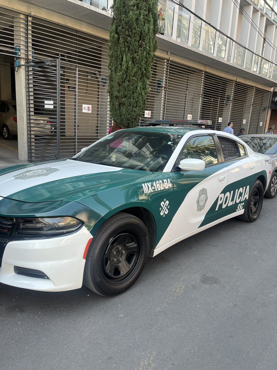 danborquezm's tweet photo. @SSPCMexico @OVIALCDMX @SSC_CDMX @BJAlcaldia @BlindarBJ 
Ayuda! Una patrulla se estaciona frente a nuestro estacionamiento bloqueando cualquier acceso. Hoy los oficiales dejaron la patrulla y se fueron.
Además de que se molestan cuándo se les reclama. #BenitoJuarez #BlindarBJ https://t.co/oFiSCqThHf