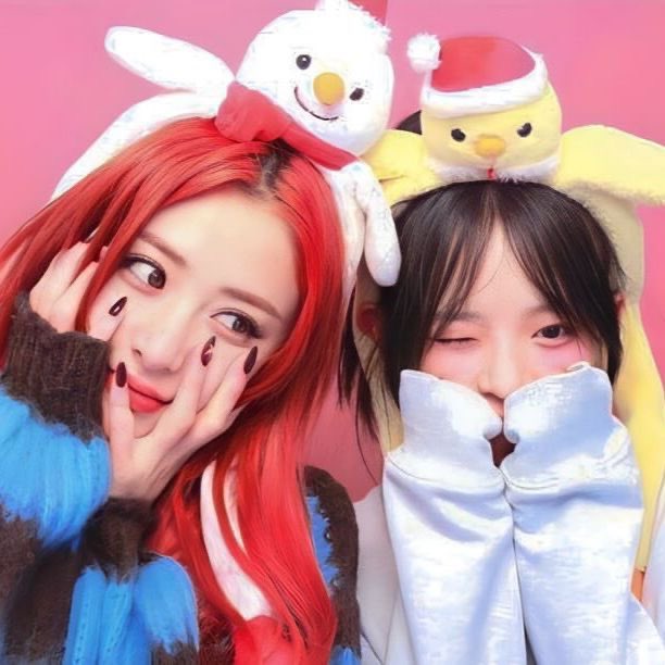 sserapics's tweet photo. YUNJIN AND HANNI 🫶 https://t.co/mXpYC3g8HG