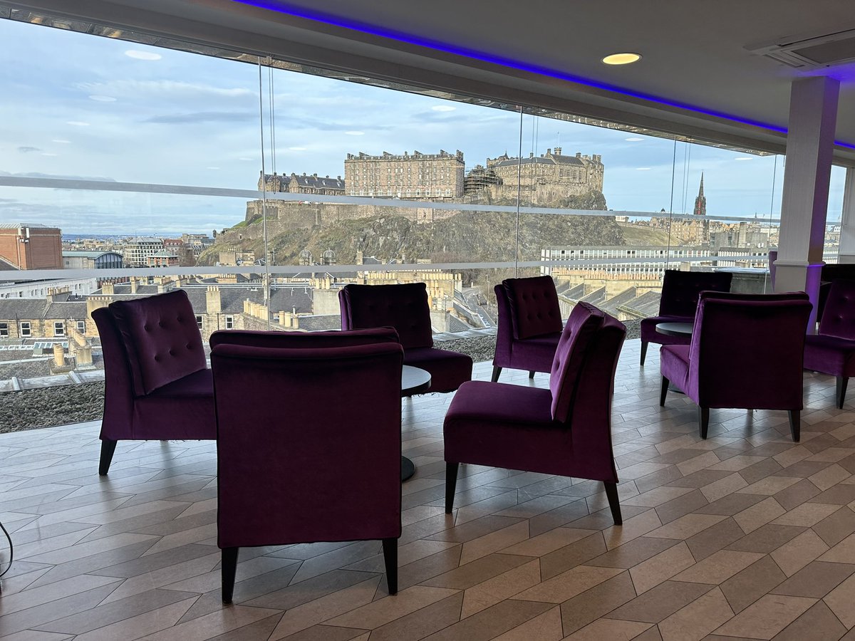 The view this evening for our clients event! Just spectacular! 🏴󠁧󠁢󠁳󠁣󠁴󠁿 @skybar_edinburgh #events #conference #receptiondrinks #edinburghcastle #eventmanagement