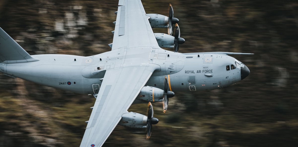 With crews from 30 Squadron @RAFBrizeNorton, a @RAFBBMF pilot hits 3000 flying hours in the Atlas. The team nailed a low-level training sortie, cruising through the Mach Loop like a boss! These missions are vital for pilots to master low-flying. More 👉 ow.ly/t70e50QIKTh