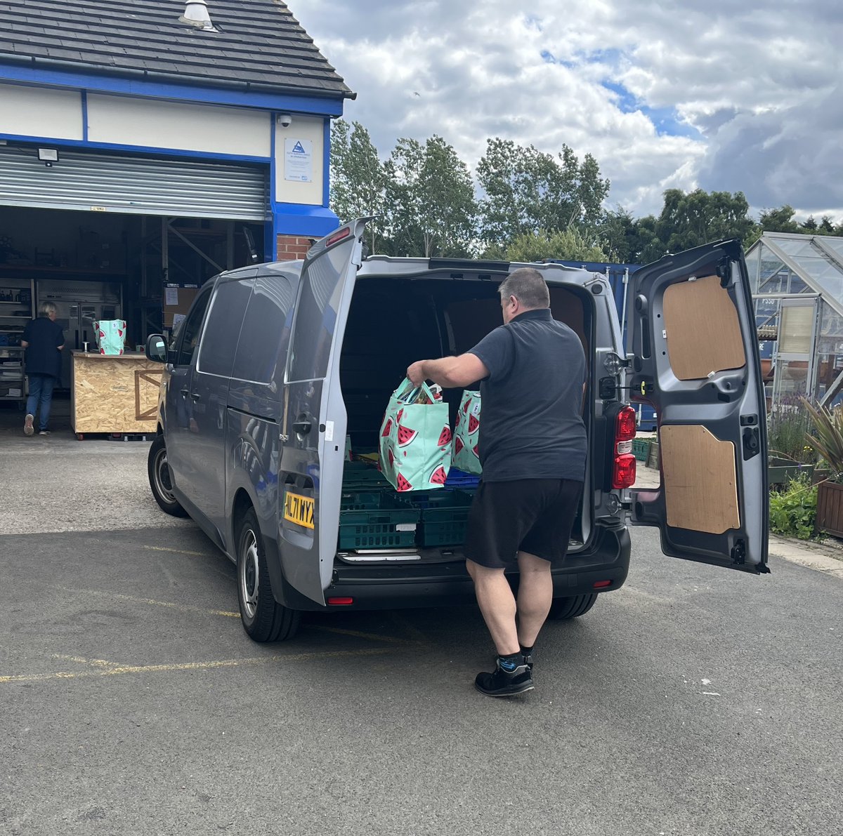 🆘We need your help!

🚚We’re in need of volunteer drivers to collect donations and deliver emergency parcels. 

🛍 You must be able to safely pick up heavy bags and be aged 30-70 years old (a condition of our insurance).

To apply - thebayfoodbank.org.uk/volunteering