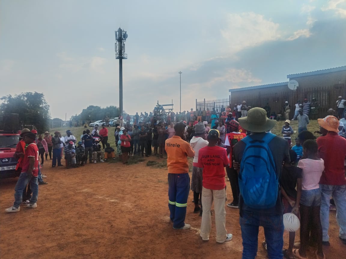 EFFWESTRAND_'s tweet photo. @EFFWESTRAND_ @EFFGautengProv 
Mamela Phase..Mohlakeng Commuty attended the meeting called by EFF to deal with issues that affect them.
#EFFGautengManifestoLaunch https://t.co/4PXbFXcRfO