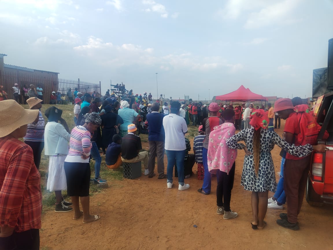 EFFWESTRAND_'s tweet photo. @EFFWESTRAND_ @EFFGautengProv 
Mamela Phase..Mohlakeng Commuty attended the meeting called by EFF to deal with issues that affect them.
#EFFGautengManifestoLaunch https://t.co/4PXbFXcRfO
