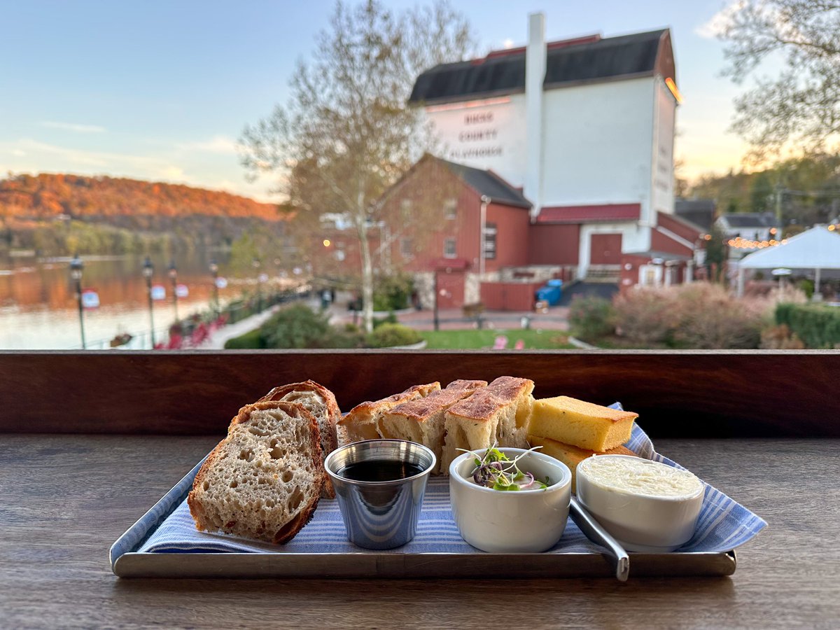 Need something to curb your cravings before your entrée arrives? The Stella #BreadBasket features daily house-made breads with a seasonal spread, cultured butter, and cold-pressed olive oil 🧈 Order this to start, your tummy will thank you 🍞 #StellaNewHope #Appetizer #ToStart