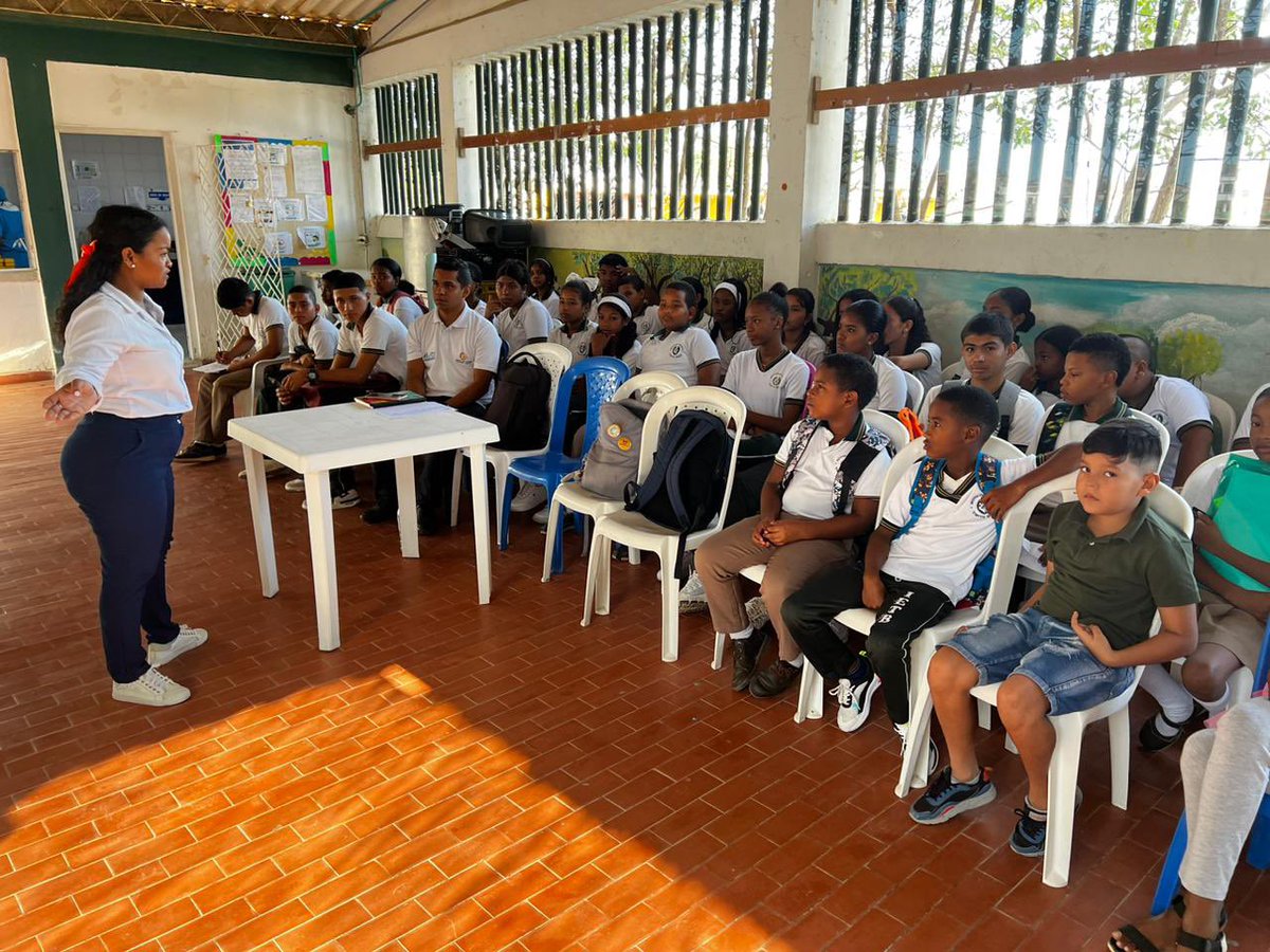 FunSerenadelMar's tweet photo. Iniciamos actividades con el nuevo comité ambiental: proyecto ambiental escolar PRAE, de la Institución Educativa de Tierra Baja. 

En compañía de nuestro aliado, Centro de Acopio #Cartagena Amigable, abordamos temas relacionados con el reciclaje y sus beneficios. 🌎♻️👏🏼 https://t.co/cdaqHkbRdU