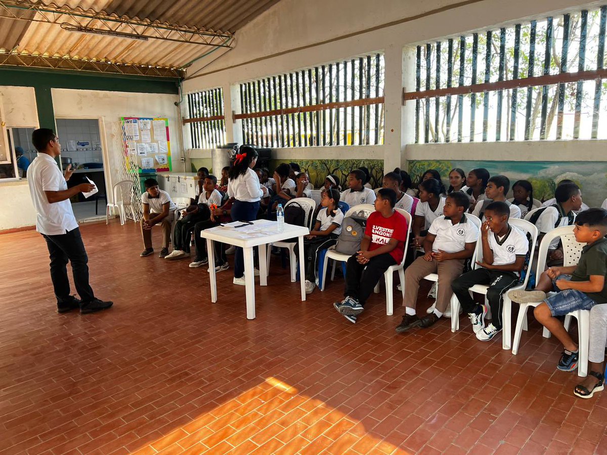 FunSerenadelMar's tweet photo. Iniciamos actividades con el nuevo comité ambiental: proyecto ambiental escolar PRAE, de la Institución Educativa de Tierra Baja. 

En compañía de nuestro aliado, Centro de Acopio #Cartagena Amigable, abordamos temas relacionados con el reciclaje y sus beneficios. 🌎♻️👏🏼 https://t.co/cdaqHkbRdU