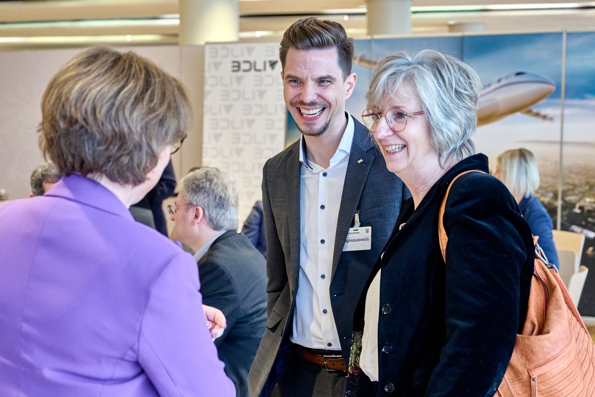 Heute mit @DLR_de im @Landtag_NRW. 

Thema: Zukunft der Luftfahrt ✈ 

💡Key insight: Deutsche Luftfahrtindustrie ist auf gutem Weg zum klimaneutralen Fliegen. #Europa mit @Airbus #ZeroE Vorreiter 

Danke für die Gastfreundschaft! #Luftfahrt #Nachhaltigkeit #PioneeringAerospace