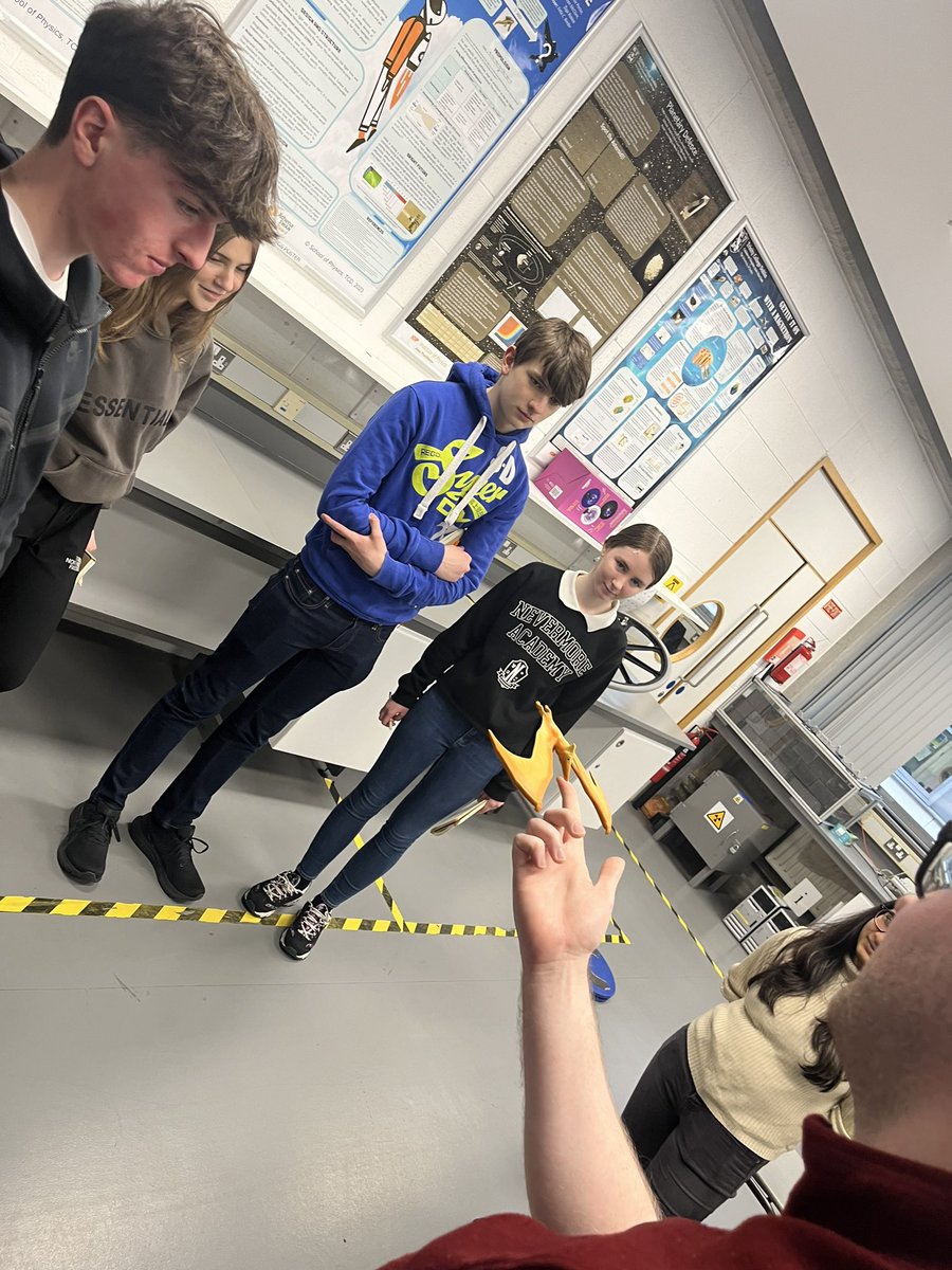 Q: What does a tomato🍅 , chihuahua 🐕 and dinosaur 🦕 have in common? 🧐A: They were all used by <a href="/ambercentre/">AMBER</a> <a href="/cranntcd/">cranntcd</a> researchers with our TY student group today to explore properties of materials 🔬🧑‍🔬 ⚛️