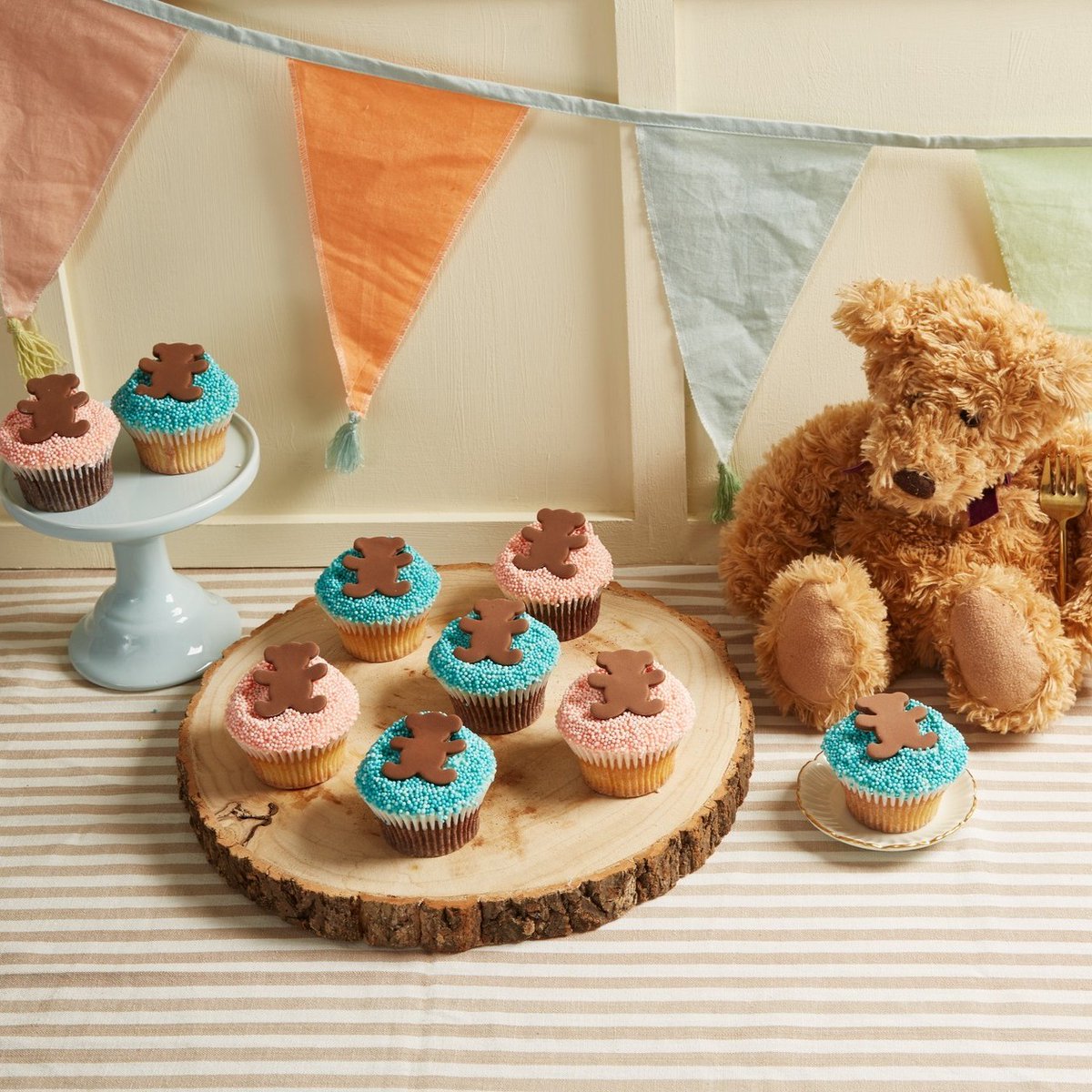 Celebrate your little ones with the adorable new teddy bear sprinkle cakes from @hummingbbakery 🧸🧁 Choose from charming pink, vibrant blue or perhaps a mix of both!