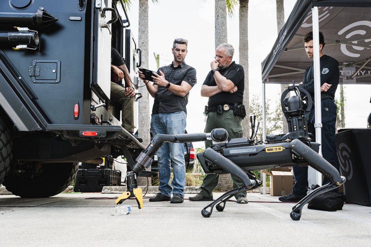 FLYMOTIONmedia's tweet photo. The See Spot® Tour kicked off yesterday with a great stop in West Palm Beach! #FLYMOTION and @BostonDynamics provided EOD teams the opportunity to operate, test, and validate the capabilities of the Spot robot.

Full tour schedule and registration: https://t.co/4UyRbo7big https://t.co/S0kDvBBbfH