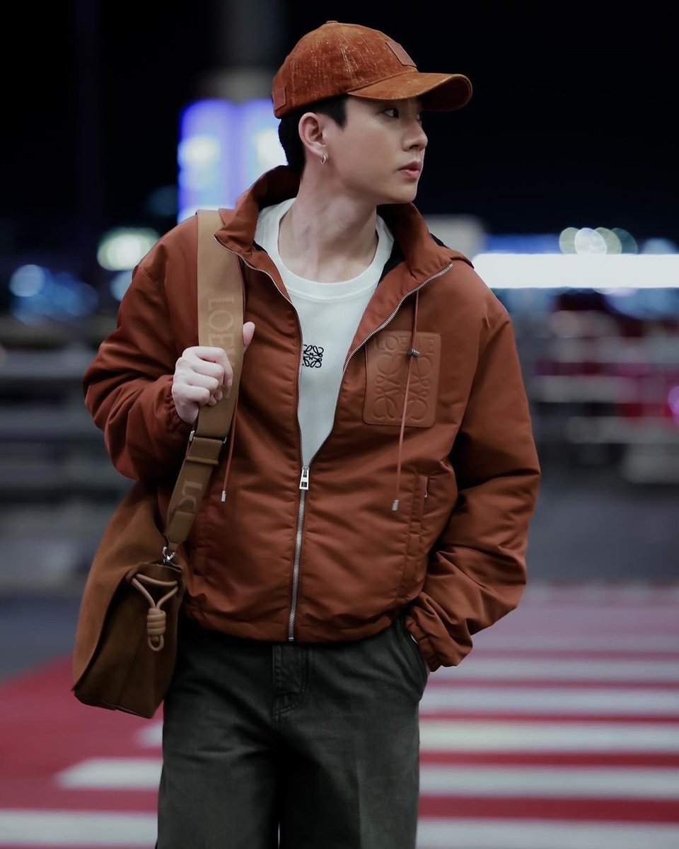 offgun_family's tweet photo. #LOEWEFW24
#LOEWExOffjumpol
มุ่งหน้าสู่ปารีส! ก่อนนอนคืนนี้ #HELLOFashion ขอพาไปส่องแอร์พอร์ตลุคของ @off_tumcial ในโททัลลุคจาก #LOEWE ขณะเดินทางไปร่วมชมแฟชั่นโชว์ฤดูใบไม้ร่วง/ฤดูผลิ 2024 ในวันที่ 1 มีนาคมที่จะถึงนี้ ขอให้แฟนๆ รอติดตามชมให้ดีว่าหนุ่มออฟจะหยิบไอเท็มชิ้นไหนมามิกซ์แอนด์แมตช์ลุคฟรอนต์โรว์กัน
📸IG : helloth_official