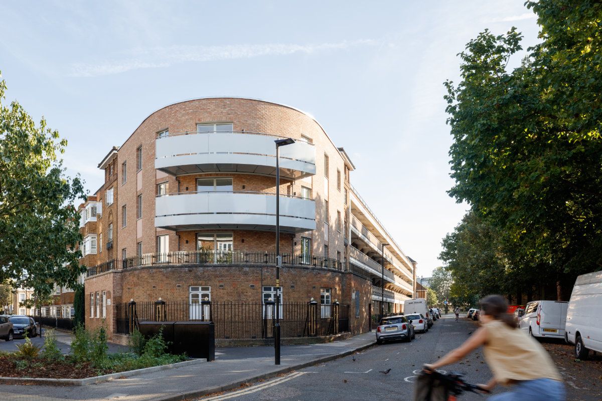 lsiarchitects's tweet image. Completed by LSI Architects in 2023, the new curved #infill extension at Isleden House provides a contemporary design solution to ‘complete’ the block, whilst remaining true to the buildings original design intent of promoting social interactions. 

#architects #resi #housing