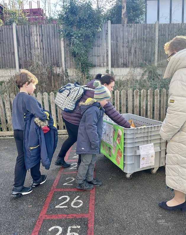 SharonLynch1's tweet photo. @lewishamfood @SWOYschoolSE23 has some donations coming to you! https://t.co/foWXF6G3zb