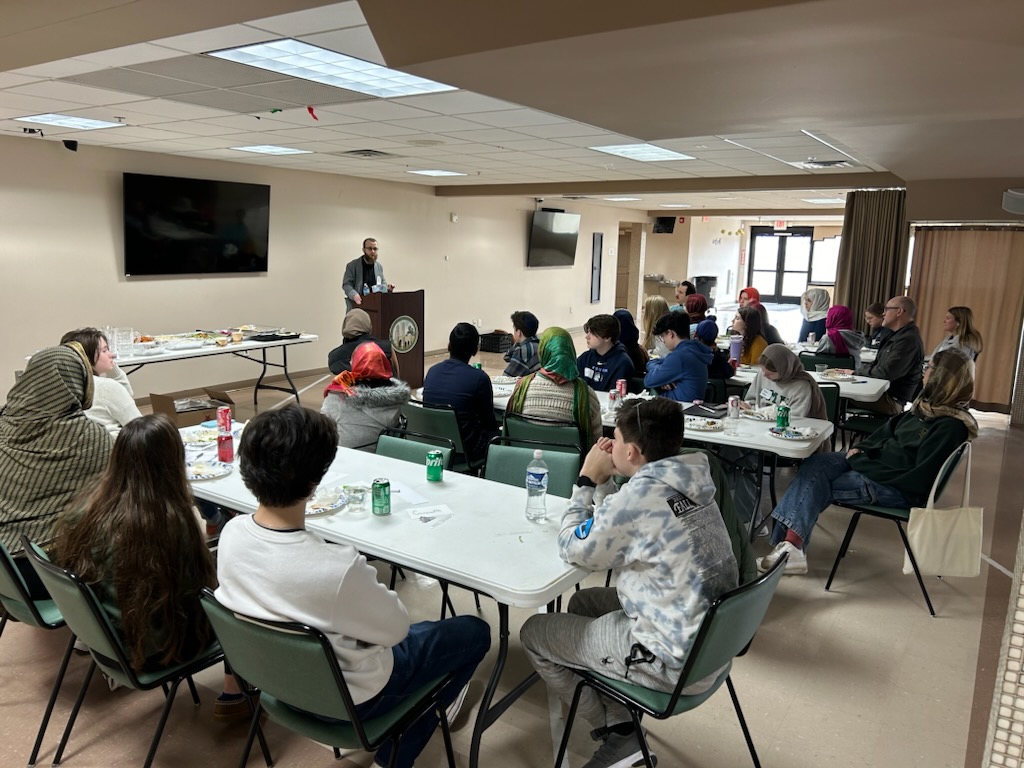 Kaufman Scholars &amp; the United Jewish School students visited Masjid Al Tawheed on Sunday. They ate yummy food (thanksLe Kabob), built friendships, learned about Islam, took a tour &amp; asked hard questions! We commend these youth for stretching &amp; leaning into interfaith cooperation.