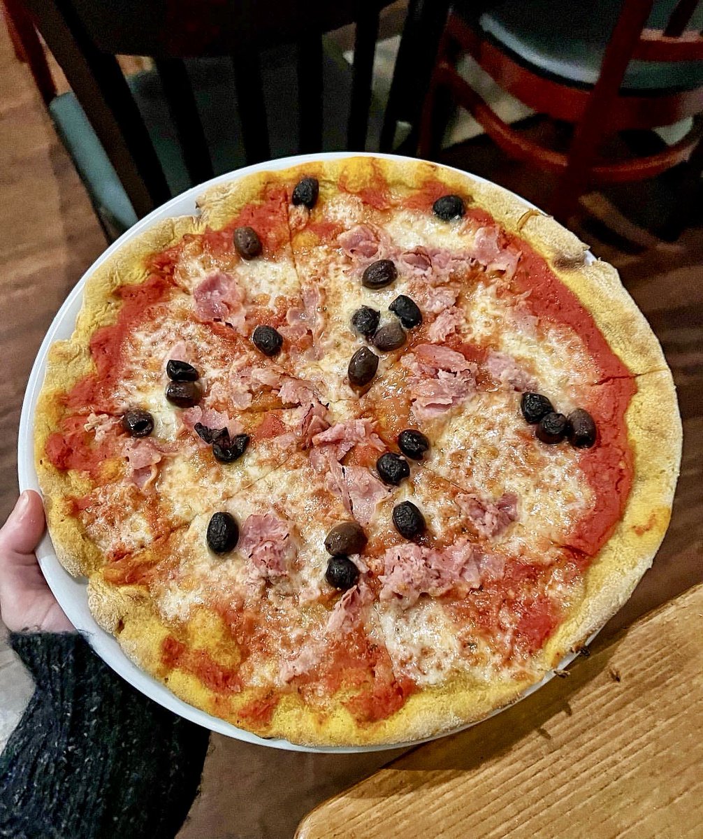 Where else can you get five types of freshly-made gluten free base option which taste exactly as pizza should (and not a hint or cardboard)!? 🤩 This is our gluten free turmeric base topped with ham and olives 🍕💘 📷: fittiefodmapldn #glutenfreebath #glutenfreepizza