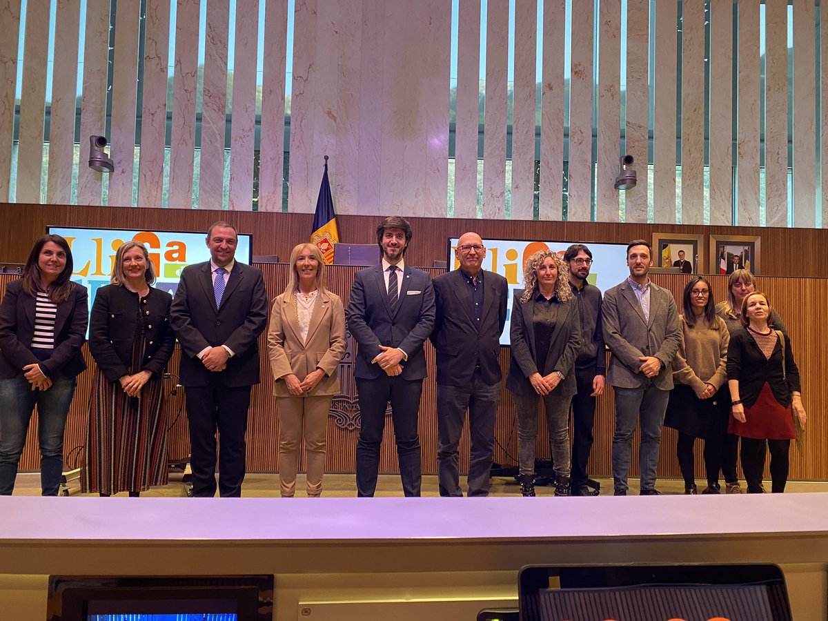 UdAndorra's tweet photo. 🗣️ Acaba la fase andorrana de la Lliga de Debat de la @xarxavives. L’equip guanyador ha estat el Centre de Formació Professional d’Aixovall, el subcampió és el col·legi @SantErmengol i la millor oradora ha estat la Hanna Stasans del @LyceeFoix. Enhorabona a tots els participants! https://t.co/DrKhazyzDy