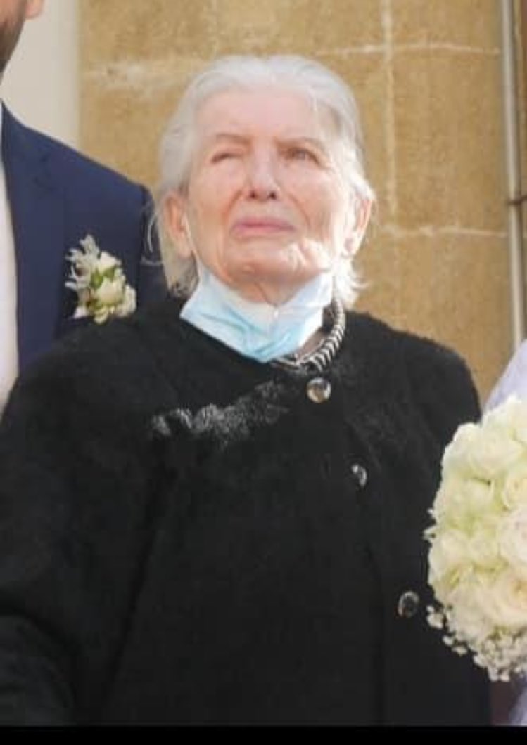 Ad_Vitam44_'s tweet photo. #AixEnProvence : sa petite fille Julia a 🔍 partout sa grand mère désespérément :
🚨 Alerte Disparition : L’hôpital d’Aix en Provence a perdu ma grand-mère 🚨
Hier soir , ma grand mère atteinte de la Maladie à corps de Lewy - #a2mcl en crise d’hallucinations visuelles et auditives, a disparu des urgences de l’hôpital d’Aix où elle était en observation en attendant un médecin dans le box numéro 3 aux environs de 20h, heure à laquelle ils sont venus la chercher en salle d’attente et 22h, heure à laquelle ils m’ont prévenu ….
Signalement police fait
• Femme âgée
• 85 ans
• 1m60 environ et pas plus de 50kg
• cheveux blanc tirés en arrière
• pas de téléphone ni papier sur elle
• Elle porte un manteau gris, un pantalon noir, des baskets blanches adidas
Merci d’appeler le pour d’Aix au 04 42 93 97 00 si vous la retrouver ils sont au courant
Merci infiniment pour votre aide 🙏🏼🙏🏼
🚨 Dimanche 25 février 🚨
Bonsoir à tous, nous avons retrouvé le corps de ma grand-mère malheureusement décédé dans un conteneur au sous-sol de l’hôpital (centre hospitalier d’Aix) suite à une négligence et incompétence de l’établissement
Merci à tous pour vos partages et votre soutien tout au long de nos recherches 🙏🏼
🚨 Jeudi 28 février : Article La Provence🚨
Nous voulons avant tout que cela ne se reproduise plus jamais.
Depuis la disparition de ma grand-mère, vendredi 23 février, je ne fais que lire des commentaires justifiant les dysfonctionnements de cet hôpital. Entre déshumanisation, incompétences et manque de considération j’ai pu lire de nombreuses histoires catastrophiques vis à vis de la prise en charge du centre hospitalier d’Aix-en-Provence.
Pendant 48H nous avons tout fait NOUS pour retrouver ma grand-mère. Que ce soit fouiller chaque recoin de l’hôpital, les alentours, le centre ville d’Aix-en-Provence, prévenir le commissariat, les pompiers grâce à un membre de notre famille, les appels à l’aide sur les réseaux sociaux et j’en passe, nous avons tout fait TOUT SEUL avec la famille. Contrairement à ce que dit l’hôpital à la fin de l’article comme quoi ils avaient été «très présent dans les recherches de cette patiente» n’est absolument pas vrai. Je suis révoltée et j’ai peur que la vérité soit déformée. Ils n’ont pas relevé la tête pour trouver ma grand-mère. De toute façon on voit, je l’espère, sur les caméras de l’hôpital que nous sommes les seuls à fouiller l’hôpital qui est par ailleurs absolument pas sécurisé. Nous avons pu avoir accès à des pièces vous n’imaginez même pas. Quoi qu’il en soit tout ce que ma maman a raconté dans la Provence est la vérité. Nous voulons la justice pour ma grand-mère et pour sa mémoire jamais nous ne raconterons des mensonges à la presse.
Merci à tous de lire et de partager.
https://t.co/EUFAk0jRzA