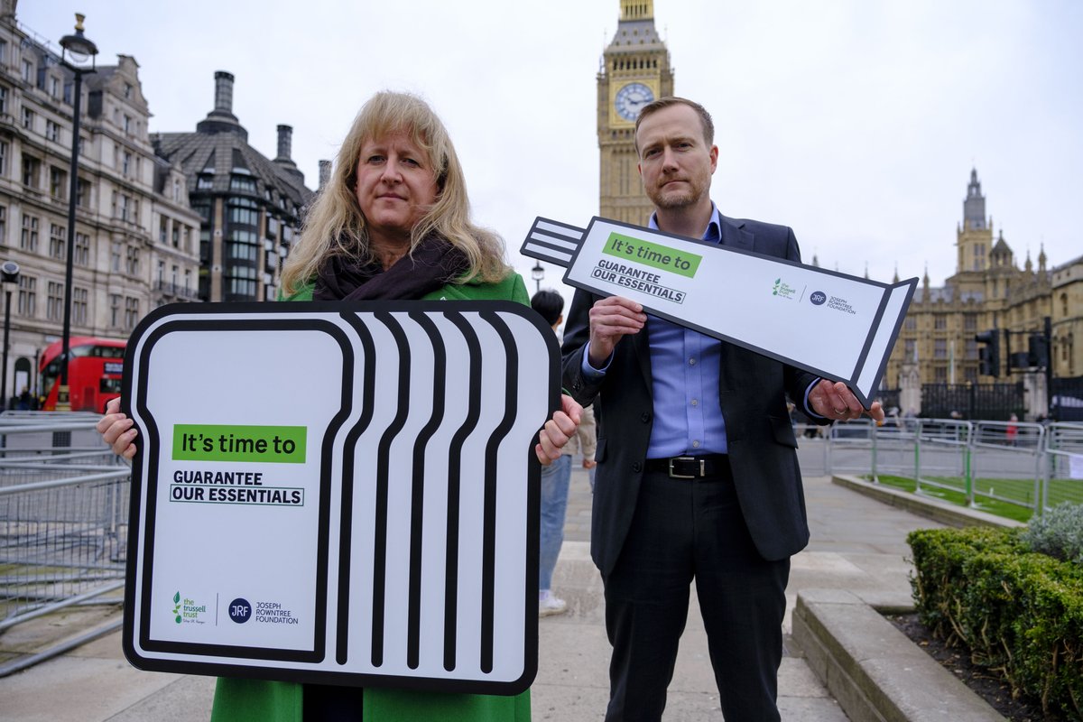 📷 This morning, we stood alongside @TrussellTrust and a range of supporters outside @UKParliament to hand in our petition calling on political leaders to make sure Universal Credit protects people and guarantees #OurEssentials.

📝 Thank you to over 150,000 people who signed it!