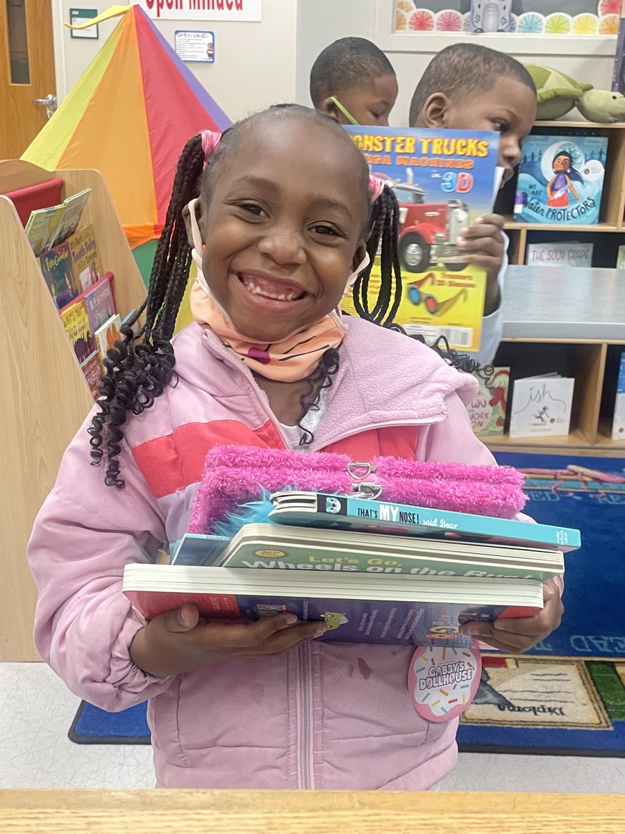 Thanks so much <a href="/ScrippsHowardFd/">Scripps Howard Fund and Scripps Howard Foundation</a> for sponsoring our Scholastic Book Fair and gifting our scholars with 5 books to add to their home libraries! @DunbarSessoms <a href="/apsupdate/">ATL Public Schools</a> <a href="/APSMediaServ/">APS Media Services</a>