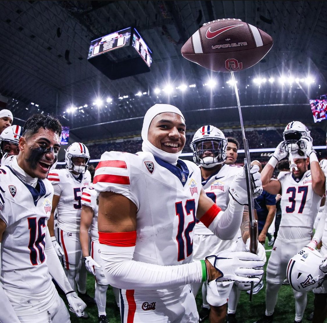 After a great conversation with @CoachOglesby, I am blessed to announce that I have received an offer from the University of Arizona! 🐻⬇️ @GregBiggins @alecsimpson5 @adamgorney @MVNighthawkFB