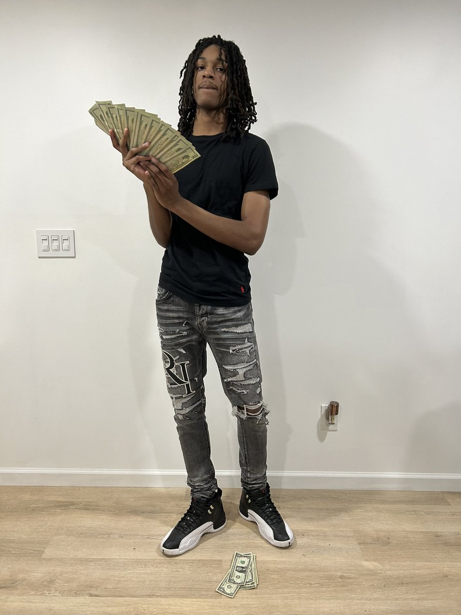 knewguala's tweet photo. hands full pull up on yo ass like hold dat #FreeDylMoney🩻👣 https://t.co/Sw0pLga2Ha