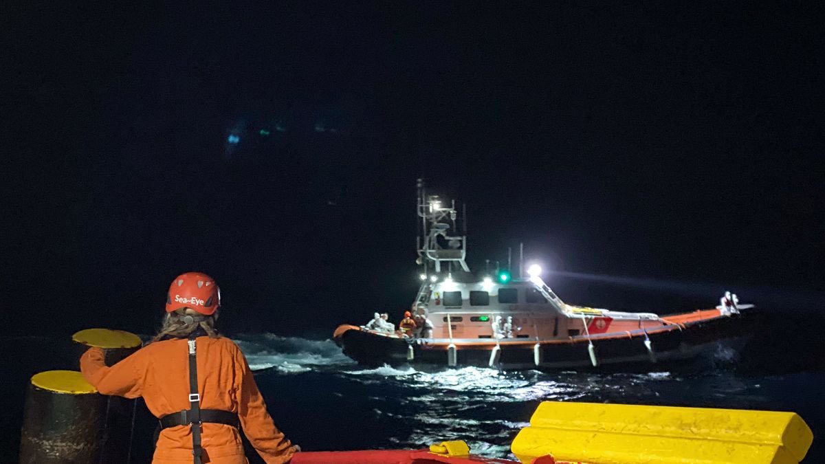 Die #SEAEYE4 hat 57 Leben gerettet. Eine Person wurde nach Malta und drei Personen nach Lampedusa evakuiert. Für zwei Menschen kam jede Hilfe zu spät. Auch sie liessen wir nicht zurück. Unsere Gedanken sind bei den Angehörigen. Unser Schiff ist auf dem Weg nach Porto Empedocle.