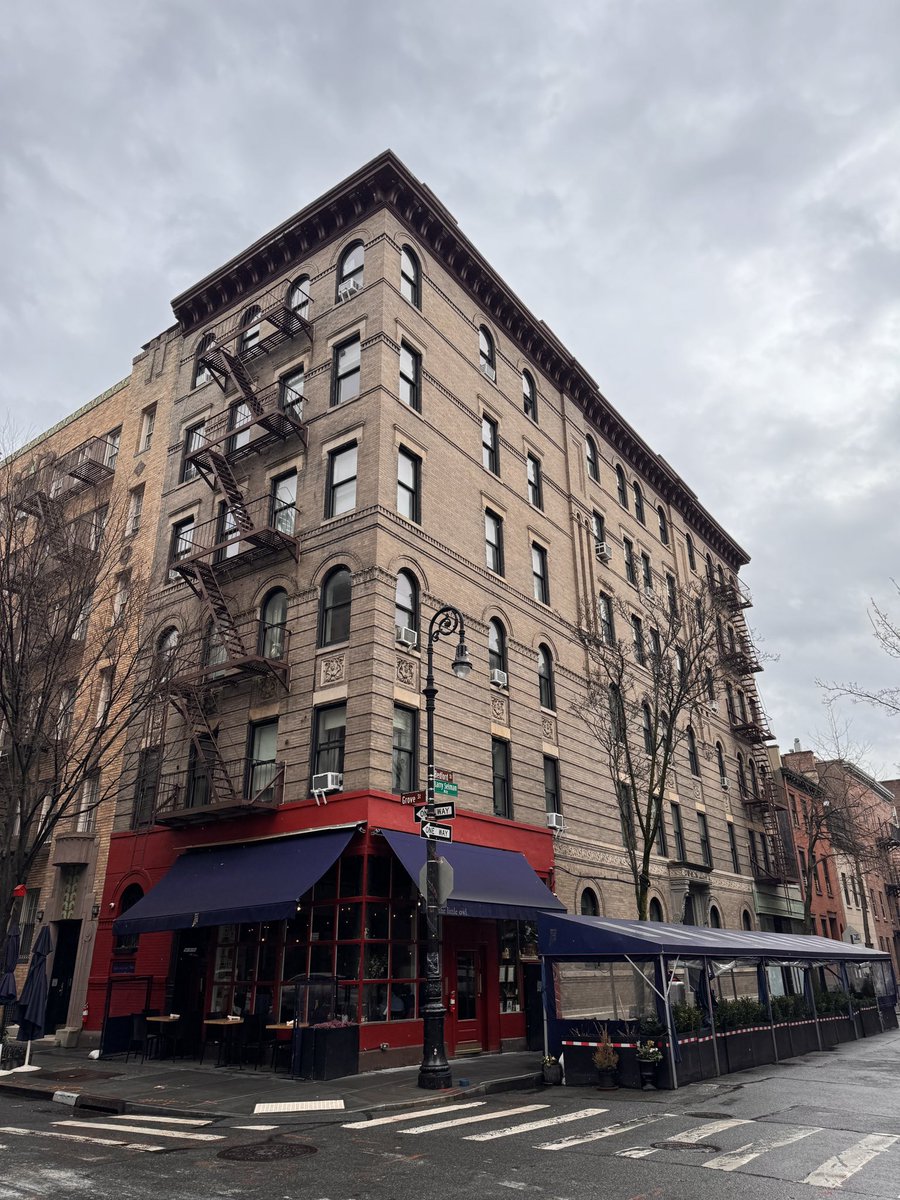eomer85's tweet photo. „So no one told you life was gonna be this way…” 🎼 #Friendsbuilding #FriendsTvShow https://t.co/GAjBE1tsBO