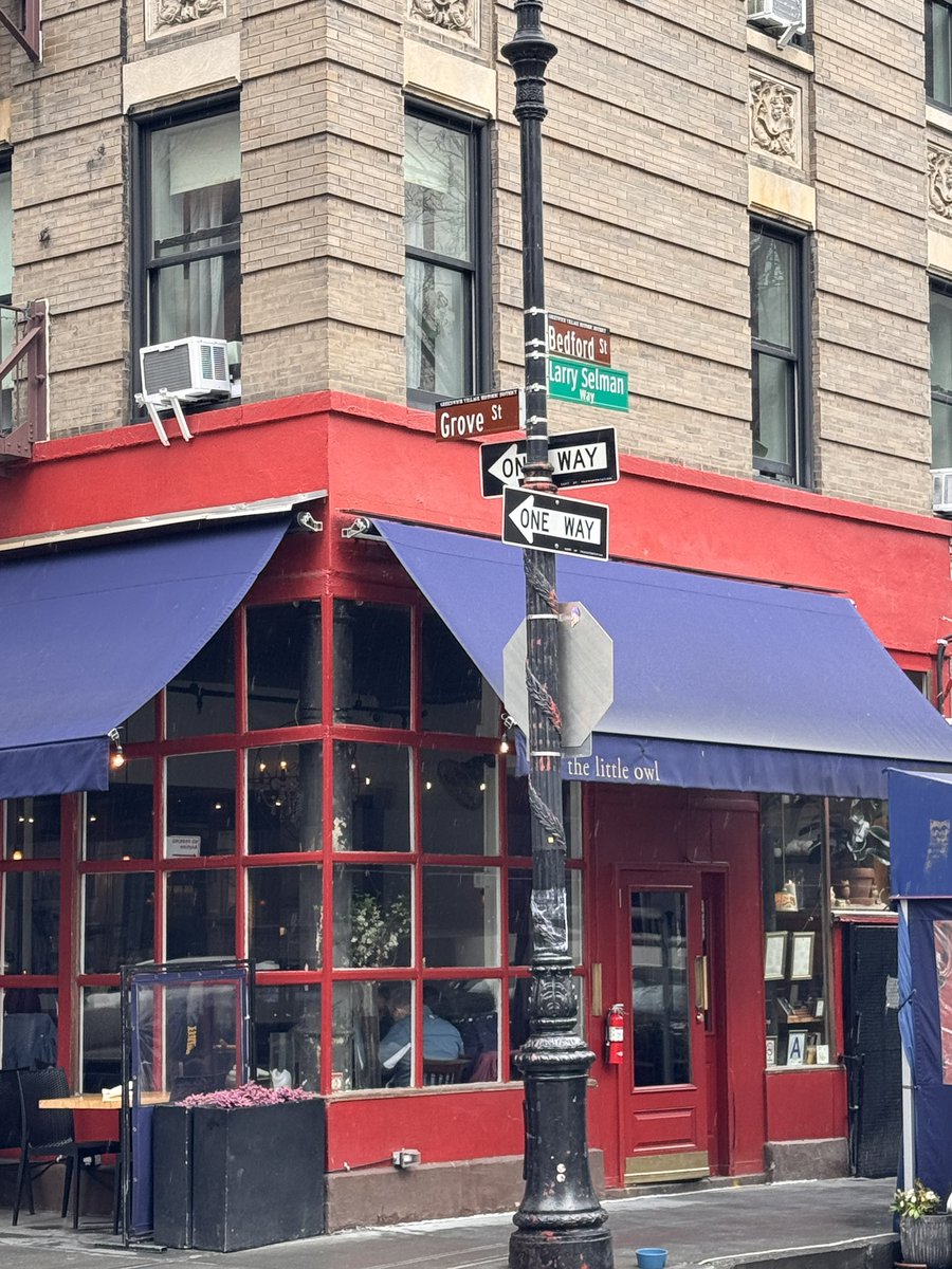 eomer85's tweet photo. „So no one told you life was gonna be this way…” 🎼 #Friendsbuilding #FriendsTvShow https://t.co/GAjBE1tsBO