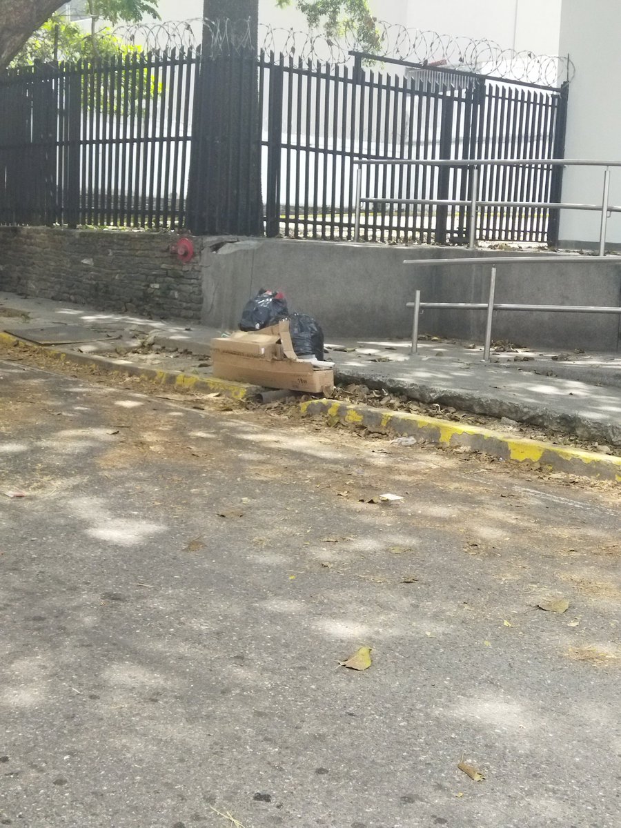 @fospuca @darwingonzalezp señores, cuando va a pasar el aseo urbano en La Trinidad. Ya son tres días con basura en la calle y el olor es horrible! 
¿Qué pasa? Pero eso si, la factura si llega a tiempo y bien cariñosa! #respeten #aseourbano #Fospuca #Baruta #LaTrinidad