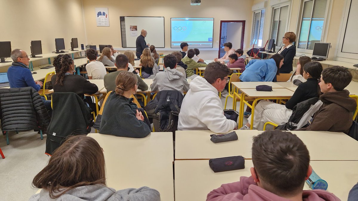 ClgLouiseMichel's tweet photo. En cette année 2024, alors que Paris va accueillir les Jeux Olympiques cet été, le Mémorial de la Shoah est venu animer un atelier hors-les-murs auprès des classes de 3e: Des JO de Berlin à nos jours : le sport, miroir de nos sociétés ? #devoirdememoire #EAC32 https://t.co/NtASTjcTi1