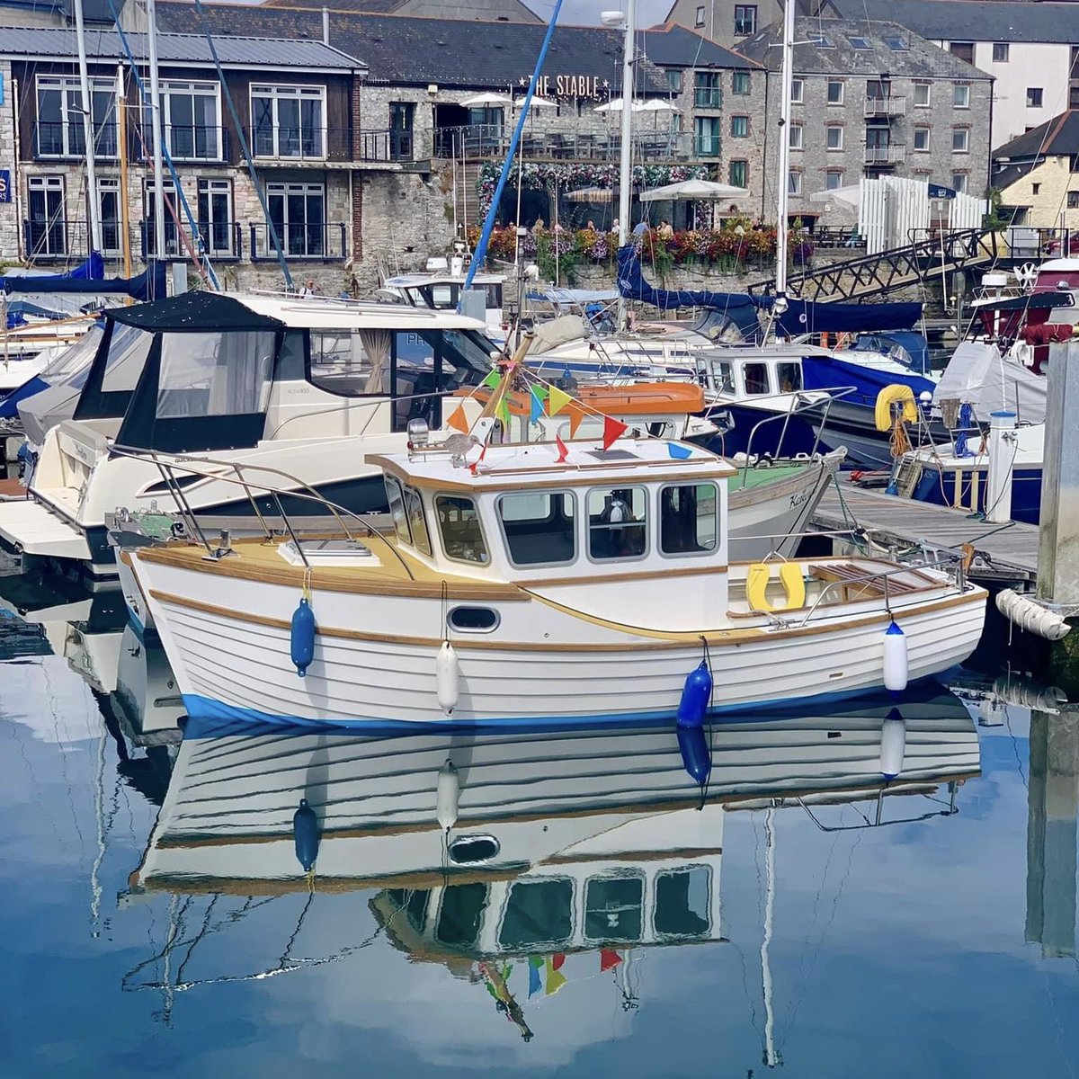 Barbican reflections 🛥️ 
#barbican #plymouth #reflection #suttonharbour #boats #buildings #visitplymouth #reflectionphotography #devon #architecture #historical #harbour #trawlers #sea #plymouthwaterfront #plymouthphotographer 
ange21.picfair.com