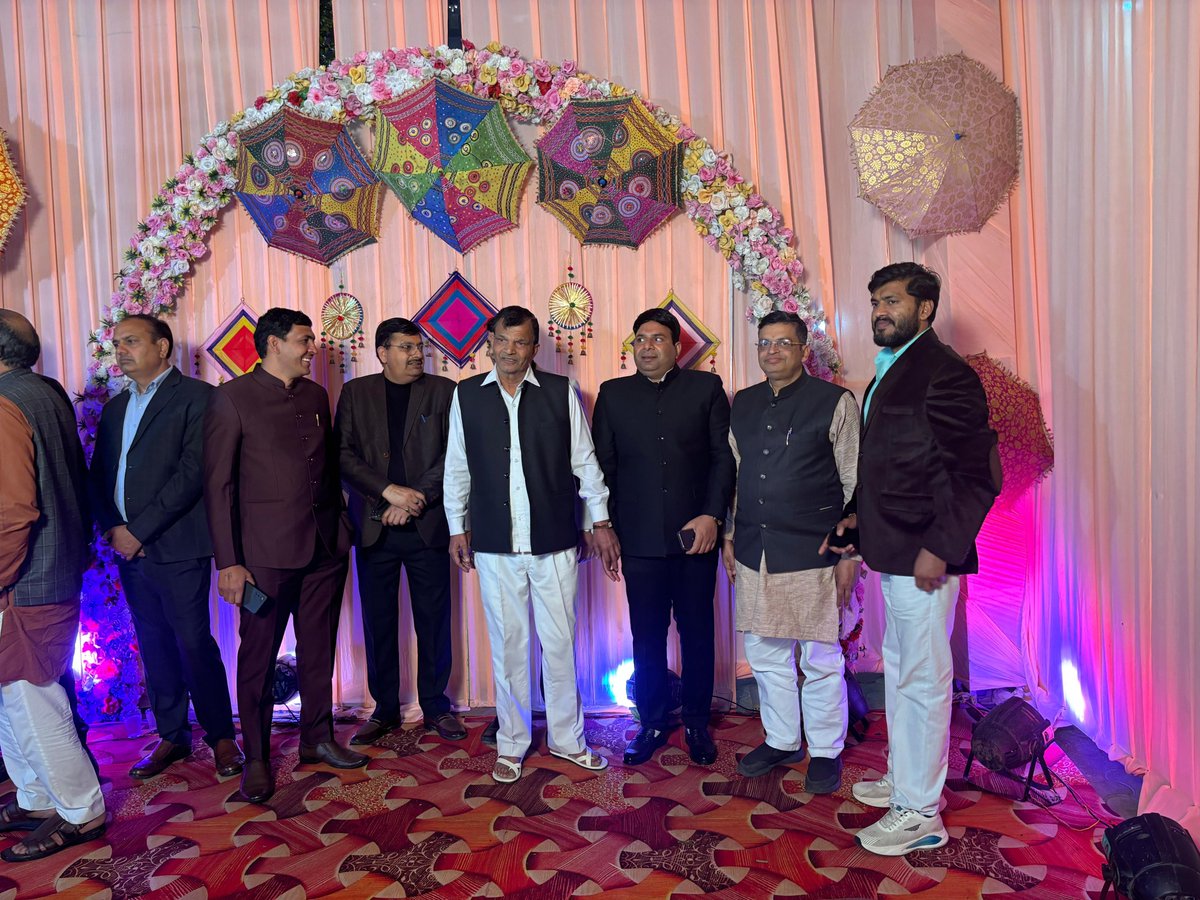 gopalkagarwal's tweet photo. आज ओम यादव जी के यहाँ पारिवारिक वैवाहिक कार्यक्रम में शामिल हुआ। मैं ईश्वर से वर-वधू के दीर्घ, समृद्ध और खुशहाल वैवाहिक जीवन की कामना करता हूँ। https://t.co/AK9krHIi6T