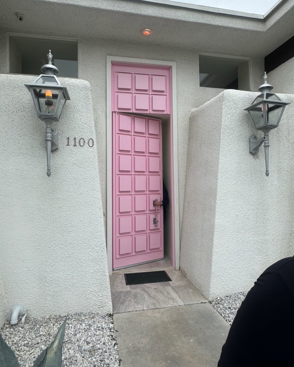 taxes007's tweet photo. Final shots from another fabulous #ModernismWeek in Palm Springs... from green doors to pink doors and everything in between!
#Modernism #palmsprings #deedee https://t.co/66dA5hNrR8
