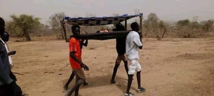 KamanAliap's tweet photo. Young men were spotted carrying a sick person on a sick bed on their shoulders from Mading Luit to Pannyok Primary Healthcare Center (PHC) in Pannyok Payam, Twic County, Warrap State.
Pannyok is one of the payams which has no Roads, Hospitals, and Schools in Twic County, Warrap. https://t.co/GVM6oh8q7R