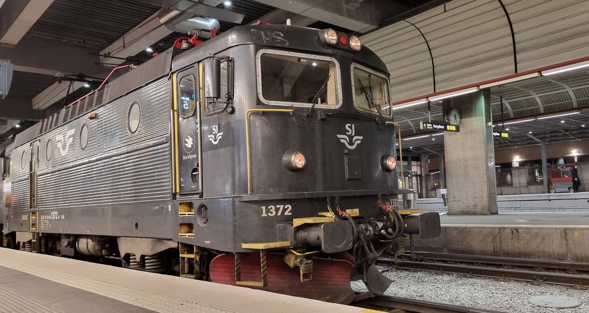 Railwaygirl2018's tweet image. What a epic little trip out for this #DispatchersOfTwitter 🚂🚃🚃

Not one but two Swedish old loco hauled trains!🤩

Uppsala ➡️ Stockholm 

Now lets go &amp;amp; grab some more photos of Stockholm🇸🇪
#RailwayTwitter #SJ  #InternationalTrains #Travel #Trains #Intercity #NewPlaces #Sweden