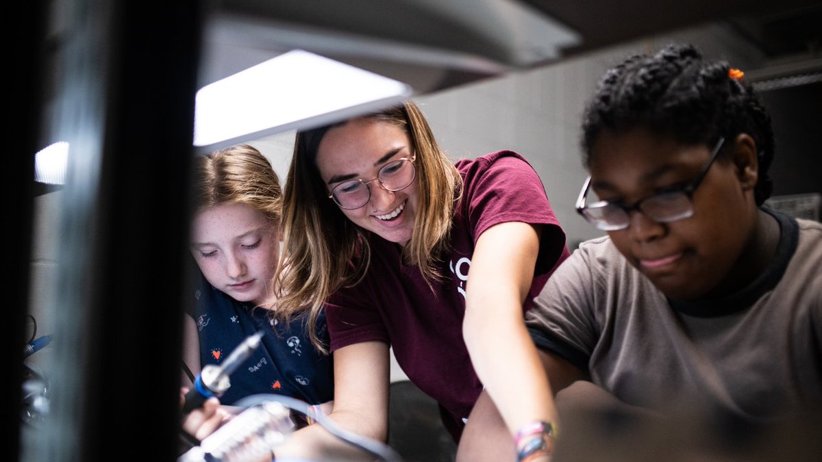 uOttawaGenie's tweet image. We look forward to welcoming girls in grade 7 to 12 to @uOttawa to participate in #GoCodeGirl, an event that introduces them to computer science and programming! This year&apos;s edition focuses on computer engineering and software engineering. 
📅 March 3 👉 bit.ly/3wr6hh2