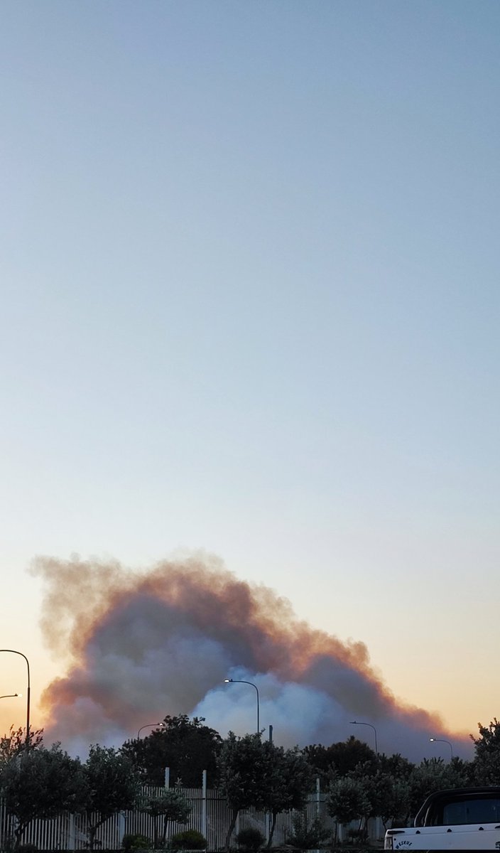 Thedutch08's tweet photo. @CityofCT @Our_DA @afriforum @geordinhl @WesternCapeGov @CapeTownTourism @CapeNature1 I think it's high time the vagrants on the R27 is removed they have caused the 2nd veld fire in as many months. They burn the plastic off of stolen cables and cause these fires #myhealthmatters https://t.co/lhuMFIeenk