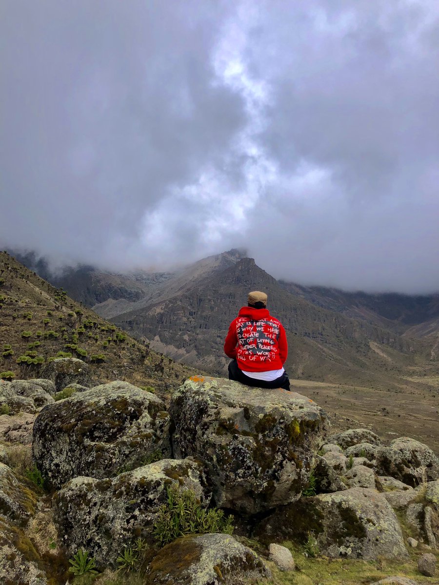 outdoorerke's tweet photo. Lost in the serene beauty of Teleki Valley. The gushing river, the majestic views of Batian Peak from Mackinder’s camp. Nature’s canvas at its finest! 🌿 
.
.
📍Teleki valley
#TelekiValley #BatianPeak #NatureLovers #ScenicViews #unlockyourmountain #hikinginkenya #Outdoorer https://t.co/jjlDJS3KNk