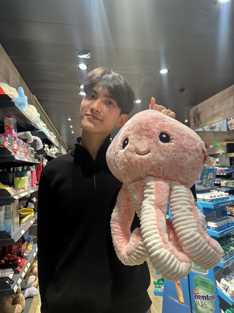 Sixsuperstars's tweet image. He found giant Jukumi!!! 🐙
#First_Chalongrat #รักแรกของเฟริสท์