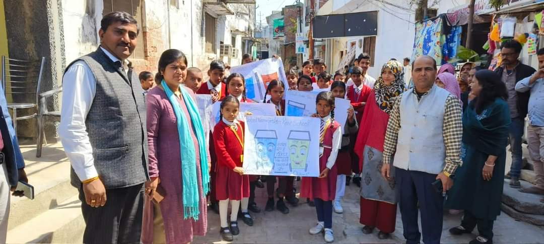 SBM_UP's tweet photo. Today, on 28/02/2024, a meeting was held with a member of the clean environment encouragement committee at Nagar Panchayat Banki ward no. 09 Barabanki, and a painting competition related to dry garbage and wet garbage was conducted by the school children.
#paintingoftheday
#sbmup https://t.co/UemdTTO7oE